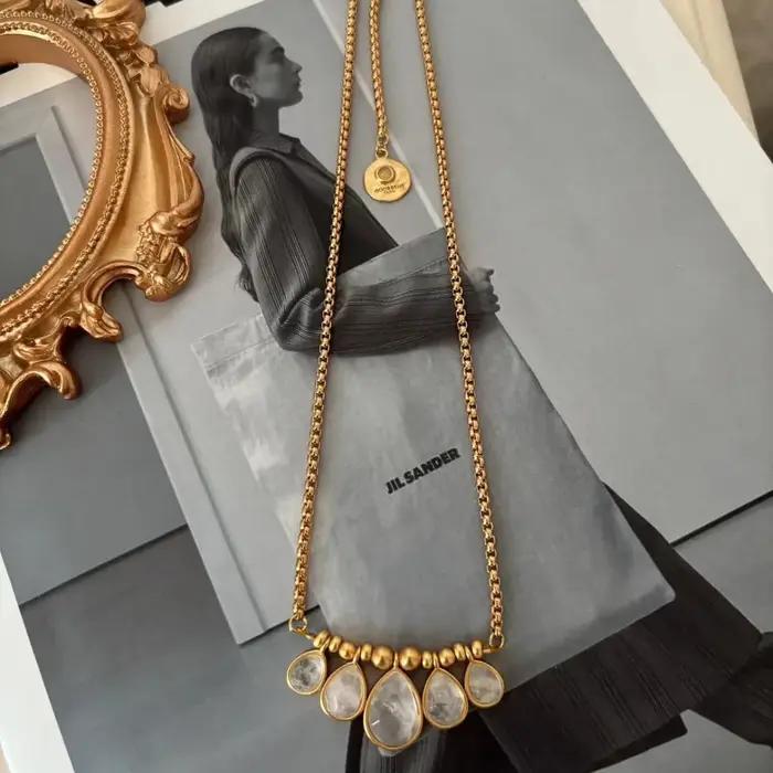 Collier en cristal naturel avec chaîne robuste pour femmes élégantes et occasions spéciales复古文学艺术,优雅简约大方天然水晶吊坠项链女性佩戴