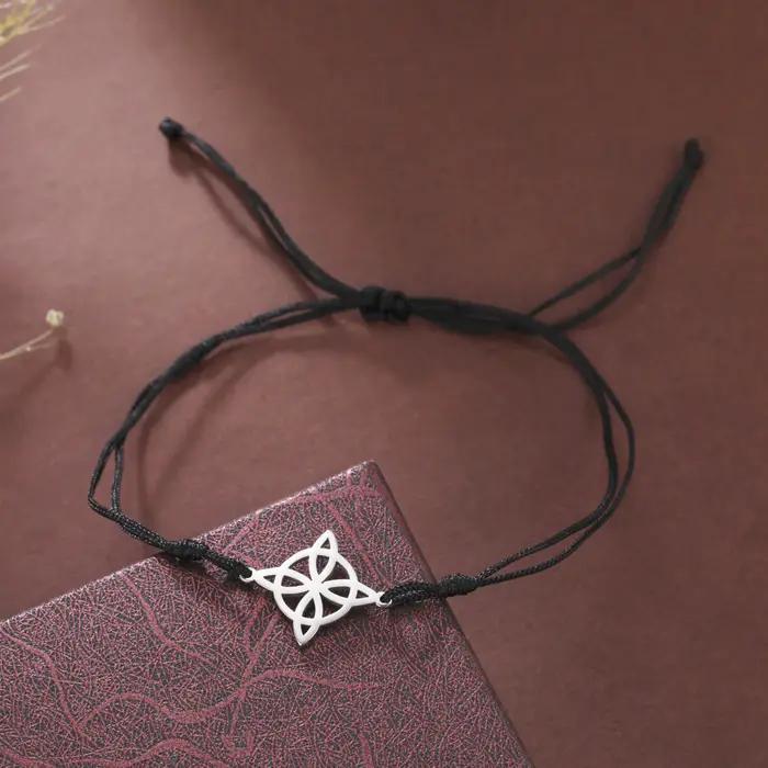 Bracelet à breloques géométrique avec nœud de sorcière pour femmes