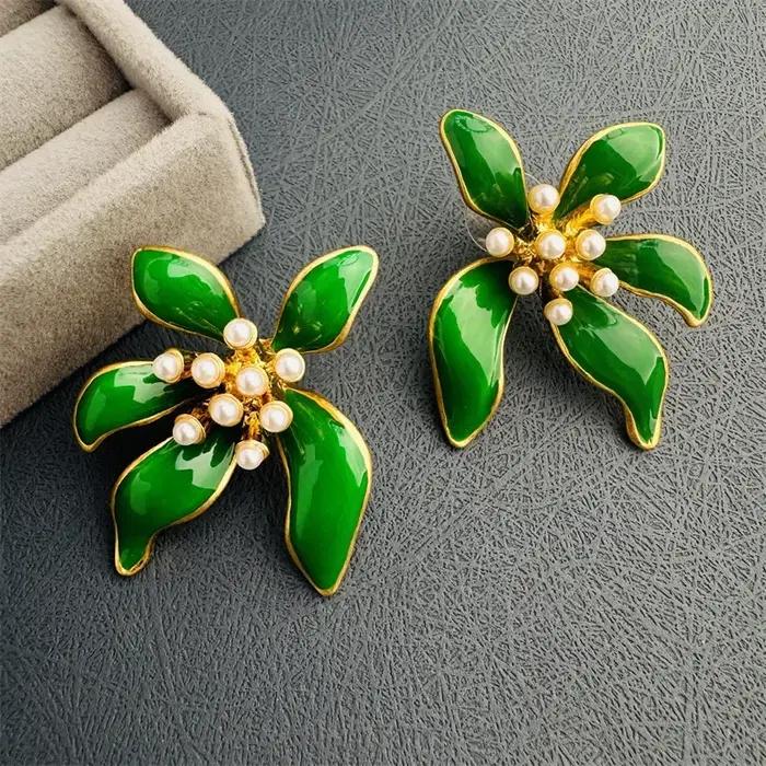 Boucles d'oreilles surdimensionnées en perles avec détails en émail floral pour femmes occasions spéciales et tenues sophistiquées
