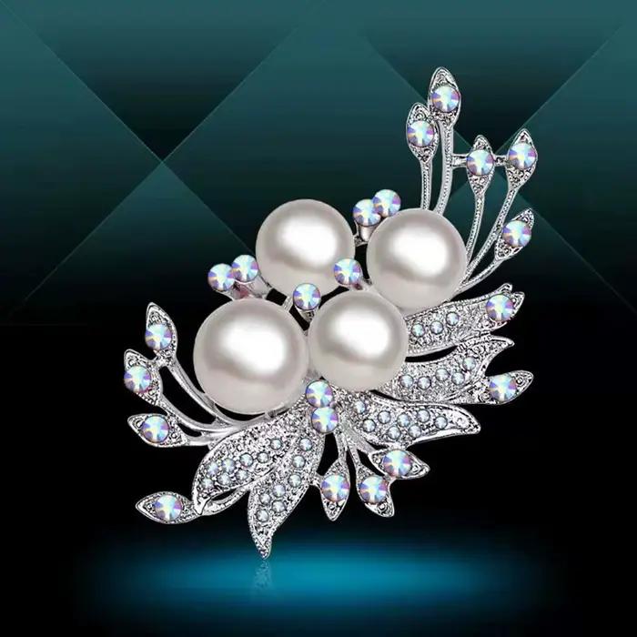 SKEDS Broche élégante pour femme, motif floral, perles et cristaux, bijou de mode exquis haut de gam