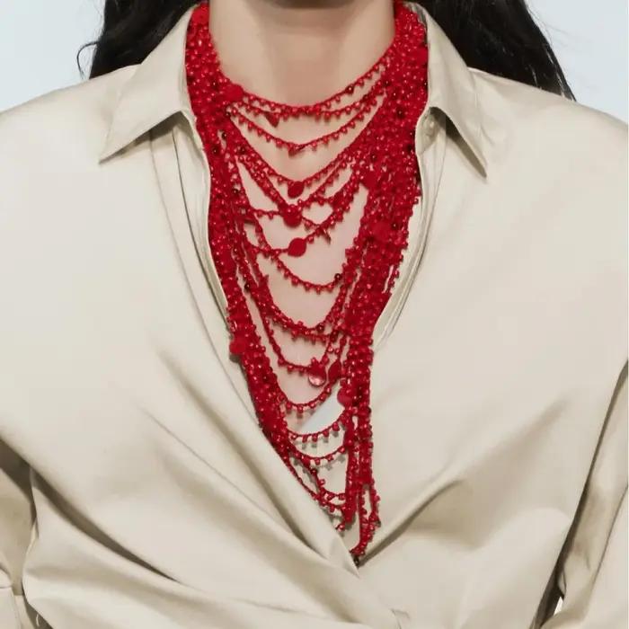 Collier de perles rouges irrégulières multicouches pour femmes design hip-hop audacieux à offrir pour soirée et événements formels