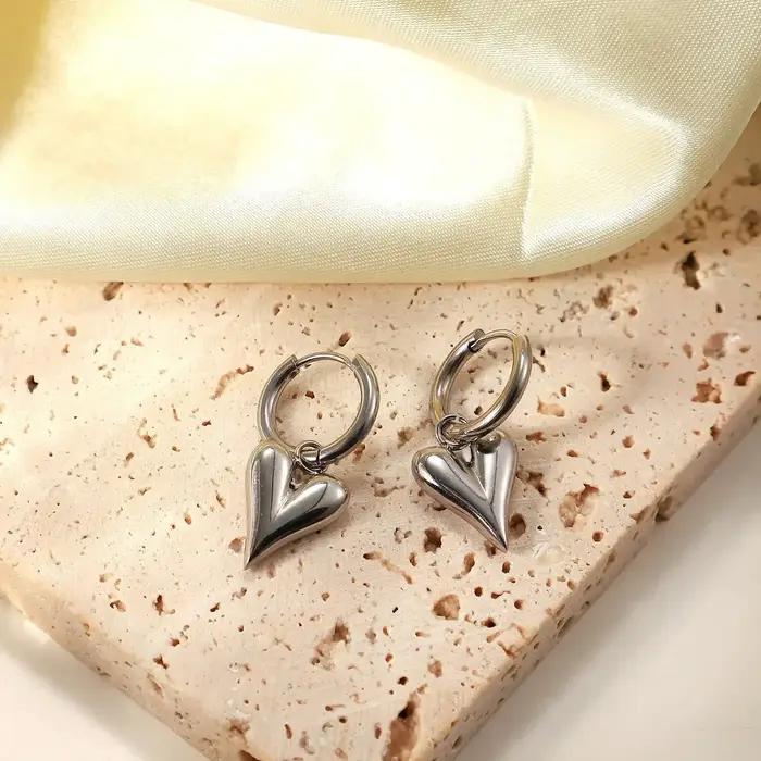 Boucles d'oreilles Huggie en forme de cœur pour femmes