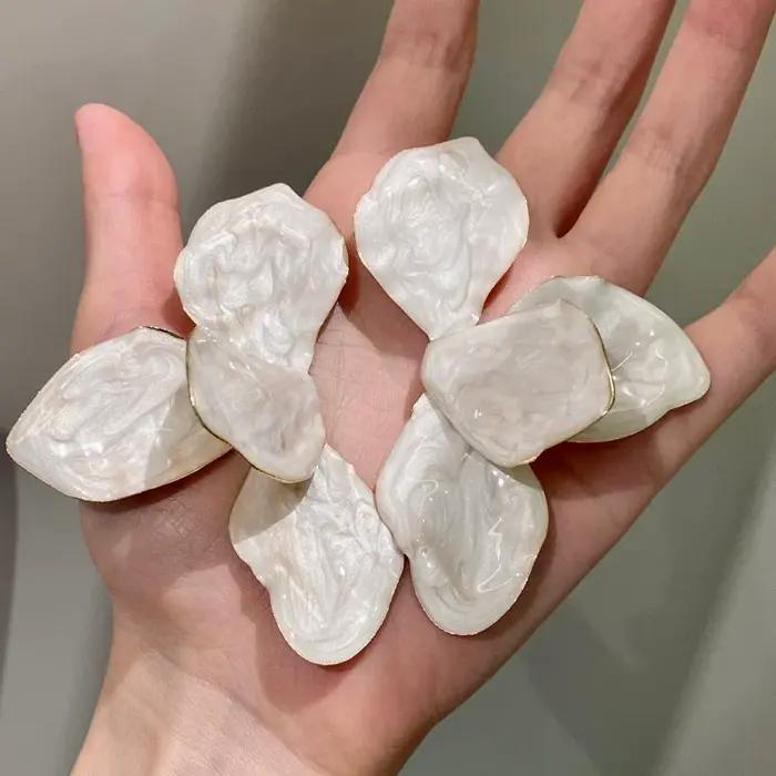 Boucles d'oreilles clous vintage en émail blanc avec grandes fleurs en métal pour femmes