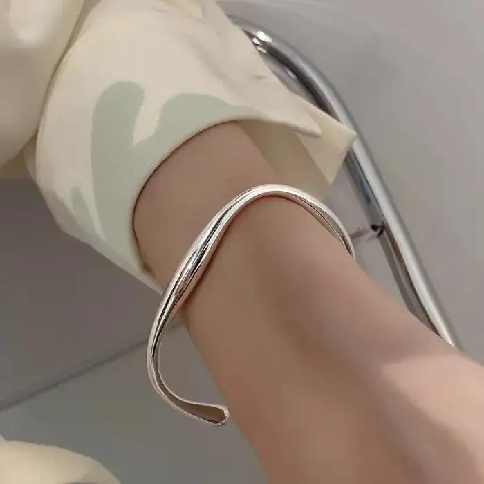 Bracelet simple et abstrait Mobis pour femme en acier inoxydable
