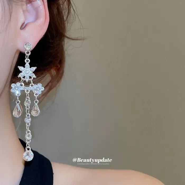Collier ajouré orné de diamants avec pampilles