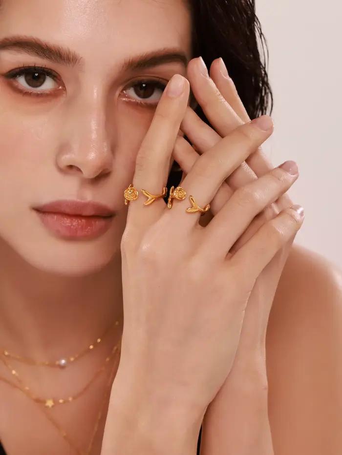 Bague en acier inoxydable plaqué or rose pour femmes élégante avec motif plante pour occasions spéciales comme Saint Valentin