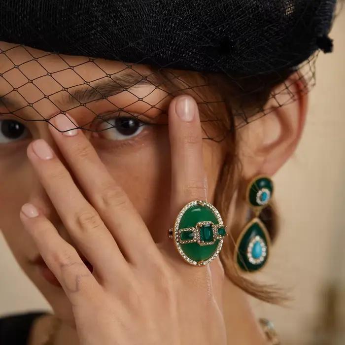 Bague de cocktail en cuivre plaqué or avec incrustation de turquoise pour femmes, élégante et sophistiquée pour les soirées de gala et les occasions spéciales