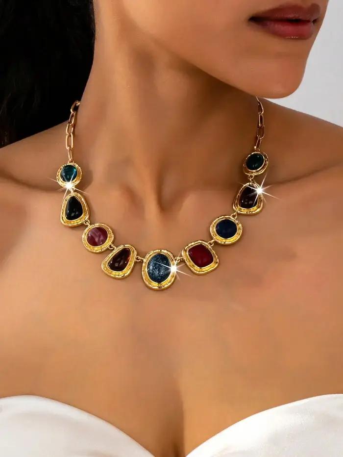 Un collier pendentif léger de luxe