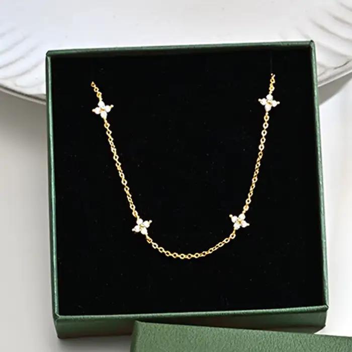 Collier Feuille Porte-Bonheur en Argent Sterling 925 et Plaquage d'Or 14 Carats, avec Pendentif Fleurs CZ Blancs, Idéal pour Toutes Occasions