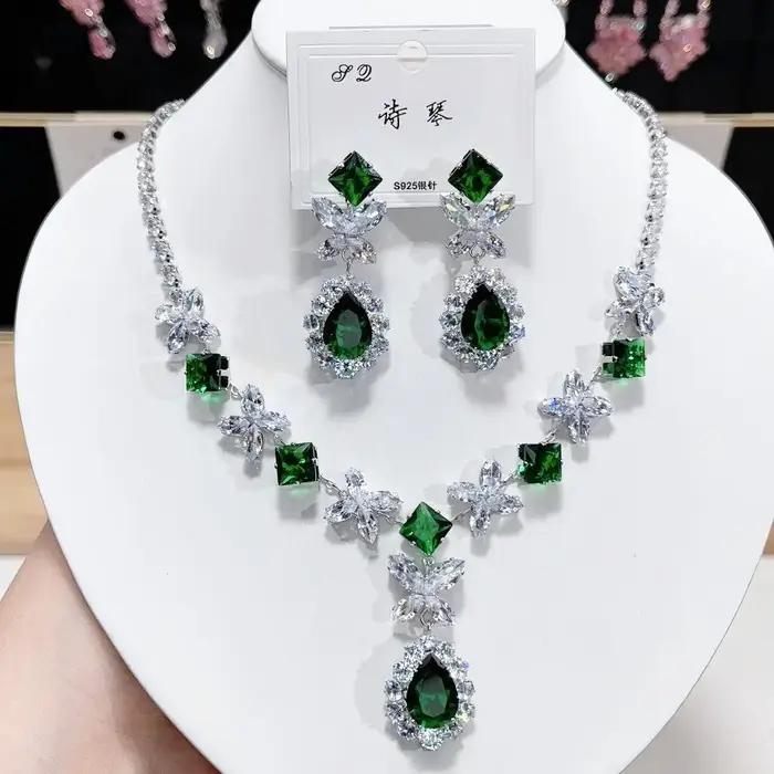 Nouvelle tendance de la mode : Ensemble de bijoux avec boucles d'oreilles et collier en zircon