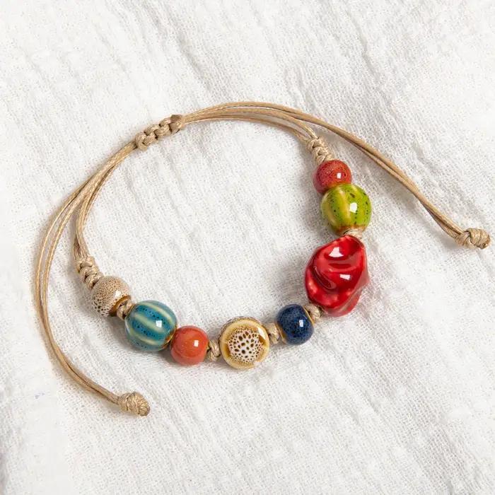 Bracelet en céramique coloré fait à la main avec centre de pierre rouge