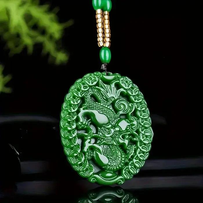 Le nouveau collier pendentif vert est simple et polyvalent