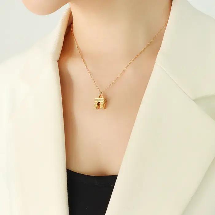 Collier pendentif Arc de Triomphe en acier inoxydable plaqué or pour femmes occasions spéciales élégantes prestigieuses