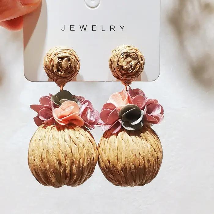Boucles d'oreilles bohèmes Rafia sphériques à fleurs colorées
