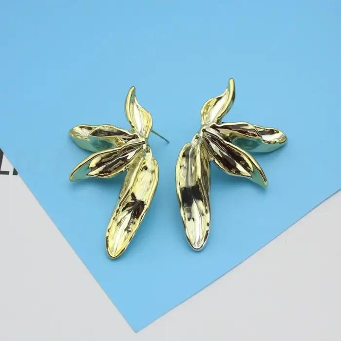 Boucles d'oreilles en forme de pétale de fleur dorée pour femmes, bijoux créatifs, cadeau pour filles, bijoux dorés pour femmes, bijoux pendants pour femmes, bijoux modernes pour femmes