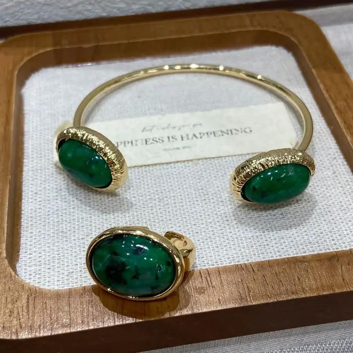 Bracelet ouvert avec anneau ovale vert