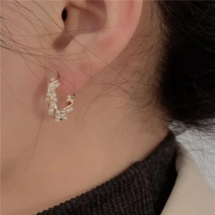 Boucles d'oreilles créoles rondes en fausses perles françaises élégantes à offrir pour femmes occasions spéciales