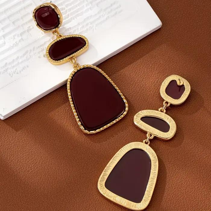 Une paire de boucles d'oreilles légères de luxe, sexy, tendance, à la mode, décontractées et polyvalentes pour femmes