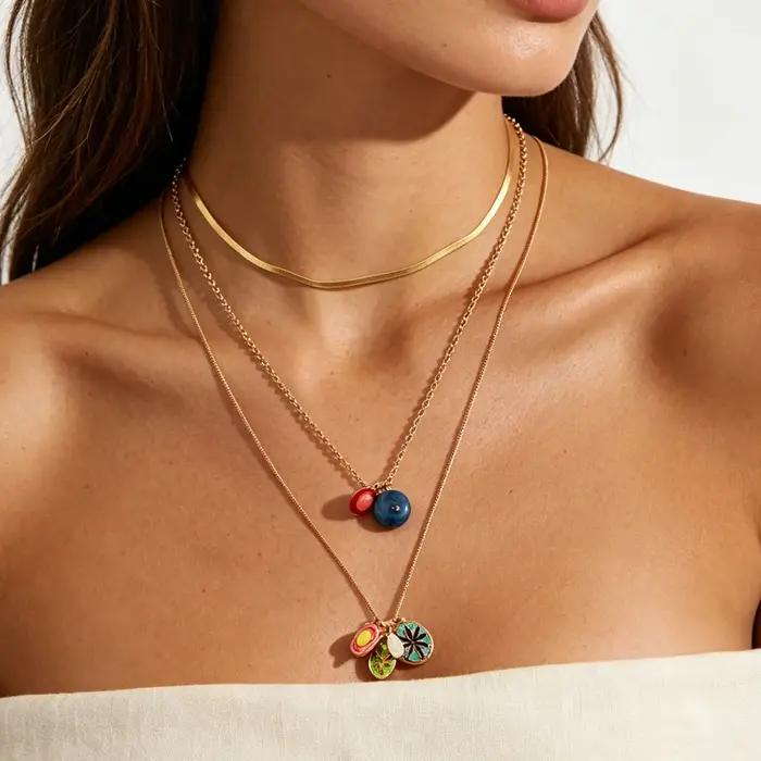 Collier multi-couches tendance pour femme avec pendentif émail coloré