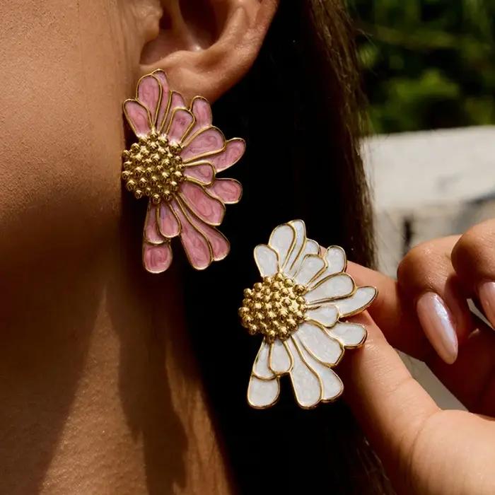 Boucles d'oreilles pétales en métal de couleur rose blanc pour femmes personnalité mode fleur