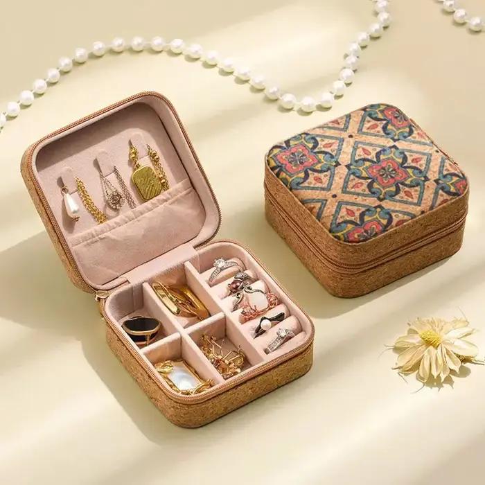 Boîte à bijoux en cuir pour femmes avec compartiments rangement mode boîte cadeau pour bagues colliers et bracelets occasions spéciales