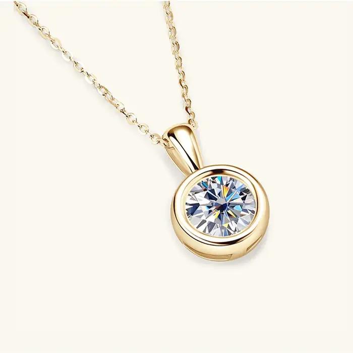 Un élégant collier pendentif en argent sterling 925 avec une moissanite de 1 carat