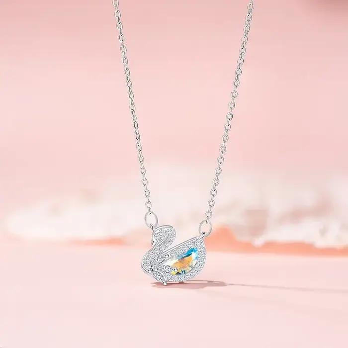 Collier pendentif cygne designer en argent sterling incrusté de zircons et cristaux colorés pour femmes élégantes occasions spéciales