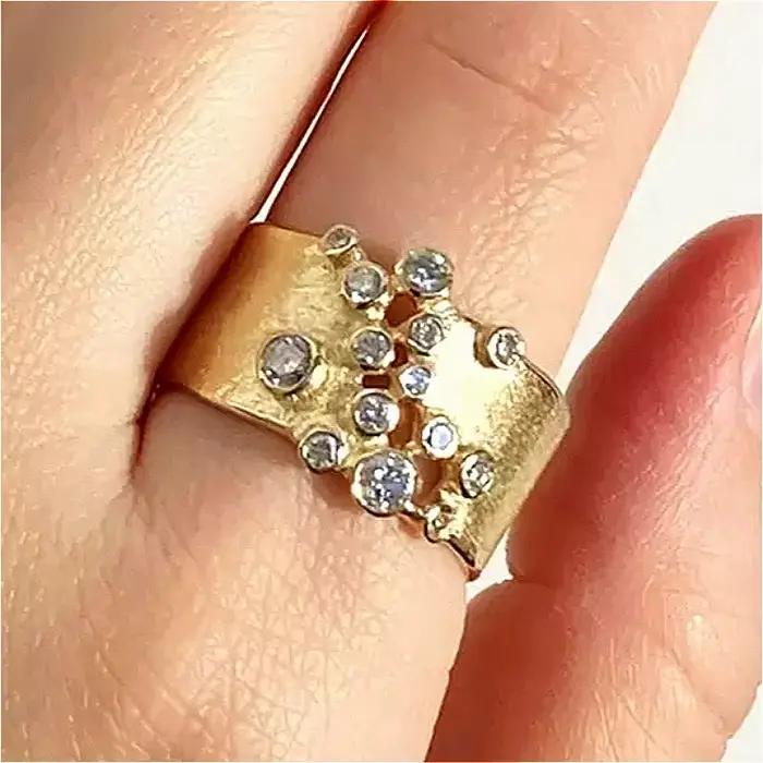 Bague large plaquée or au design simple et élégant pour femme