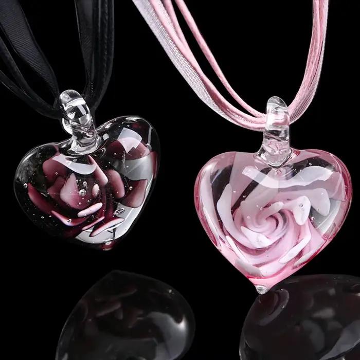 Collier pendentif fleur incrustée de bijoux Murano, collier ruban, pendentif cœur en verre