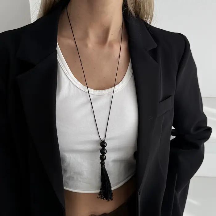 Collier pendentif rétro en résine noire avec perles et pompon pour femme, chaîne longue réglable, design irrégulier et simple, accessoire de bijouterie tendance