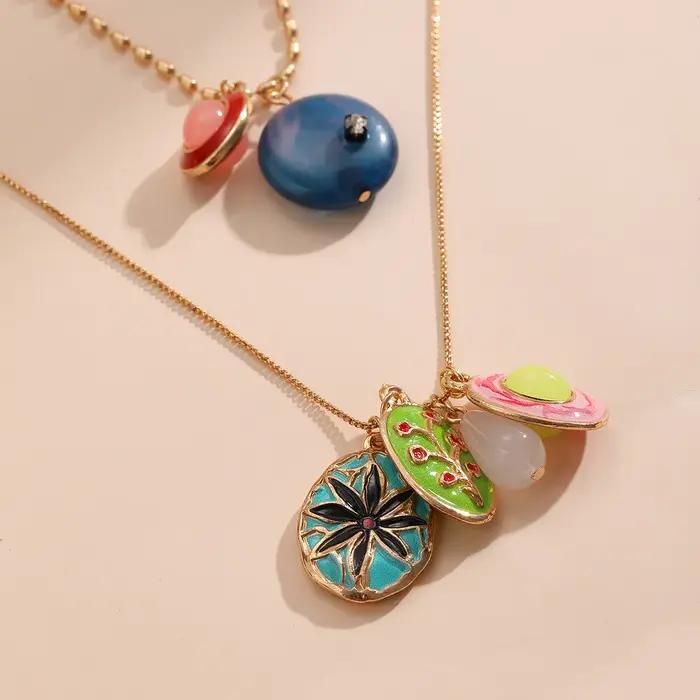 Collier multi-couches tendance pour femme avec pendentif émail coloré