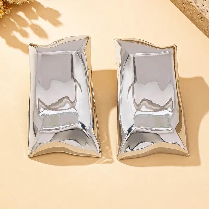 Une paire de boucles d'oreilles à la mode pour femmes