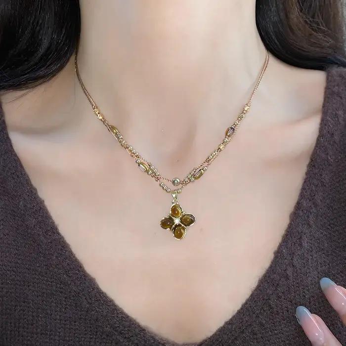 Colliers avec pendentif en forme de fleur en résine pour femmes