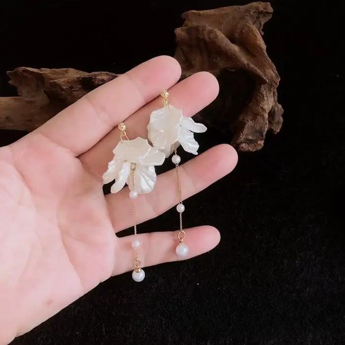 Boucles doreilles pendantes perles plantes pétales blancs bijoux femmes romantiques occasions spéciales mariage soirée gala