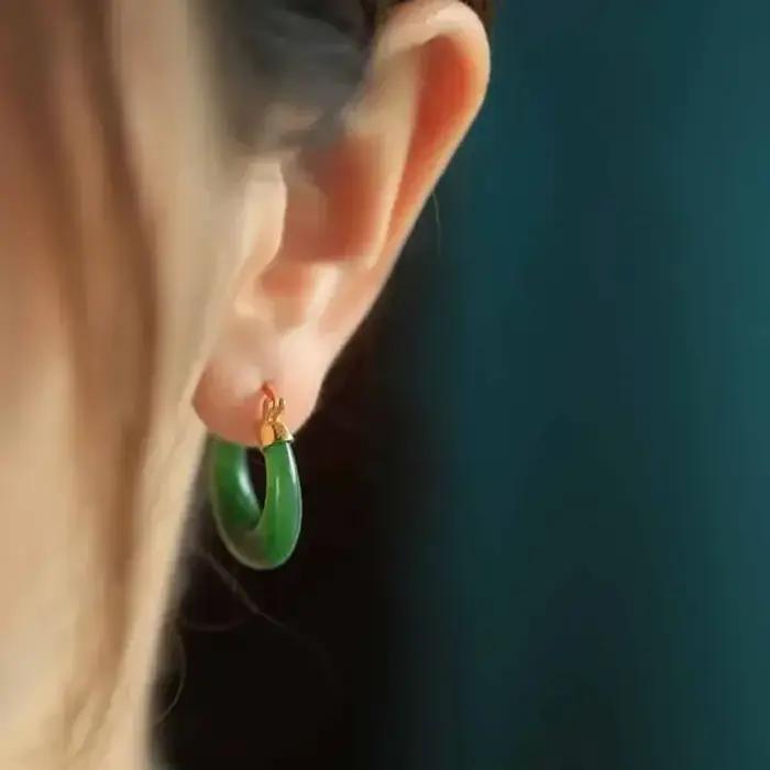 Boucles d'oreilles créoles en jaspe Hetian naturel pour femmes élégantes avec pierre de calcédoine verte pour mariage et occasions spéciales
