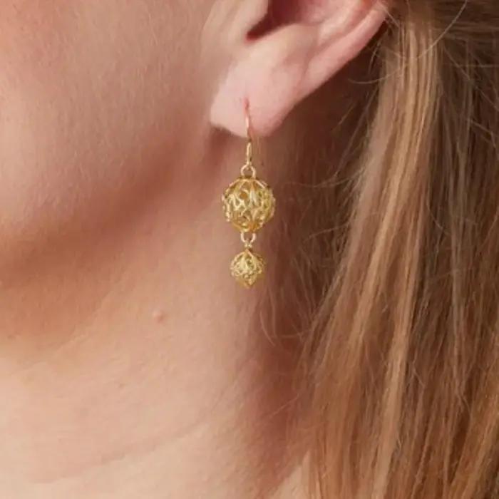 Boucles d'oreilles dorées artistiques rétro sculptées à la main pour femmes élégantes et exquises pour banquets et mariages