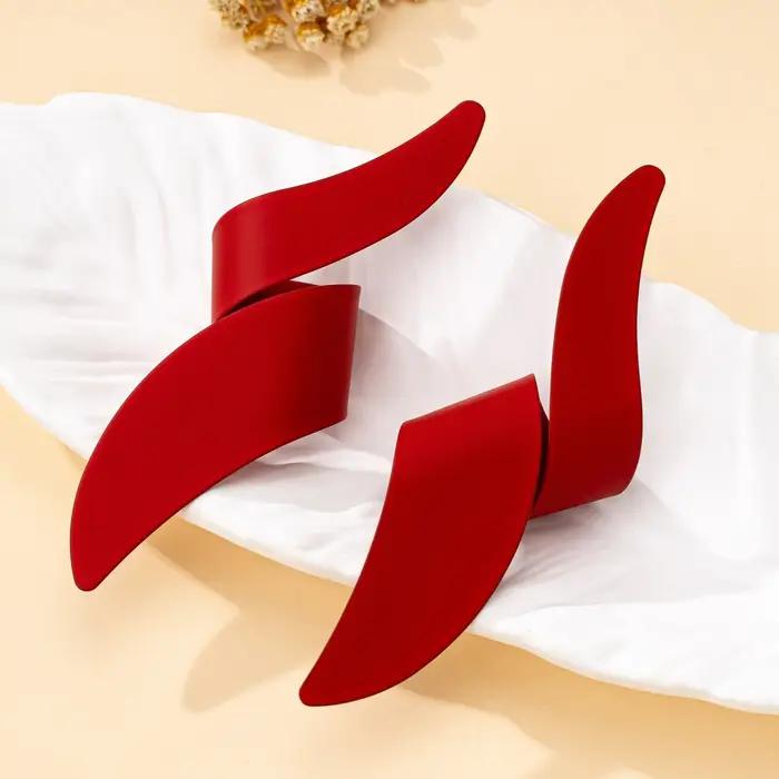 Une paire de boucles d'oreilles pour femmes, boucles d'oreilles géométriques irrégulières et exagérées de couleur rouge, adaptées à un usage quotidien et aux vacances