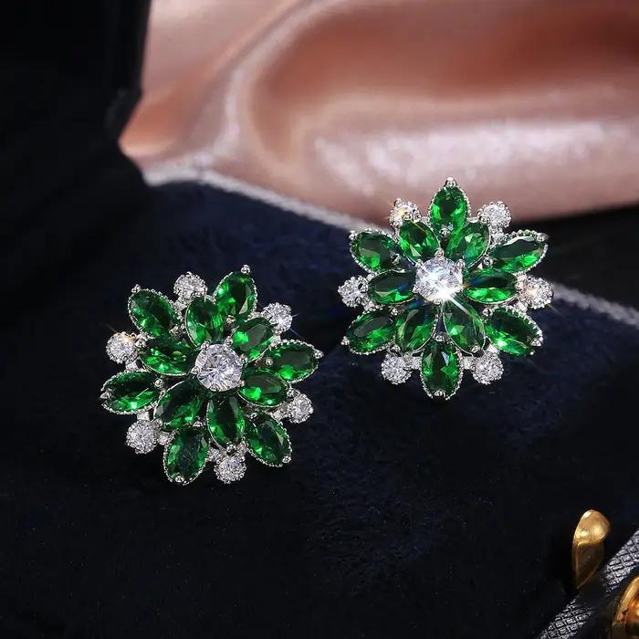 Boucles d'oreille fleur classiques en zircone cubique avec sept couleurs disponibles pour femmes occasions spéciales