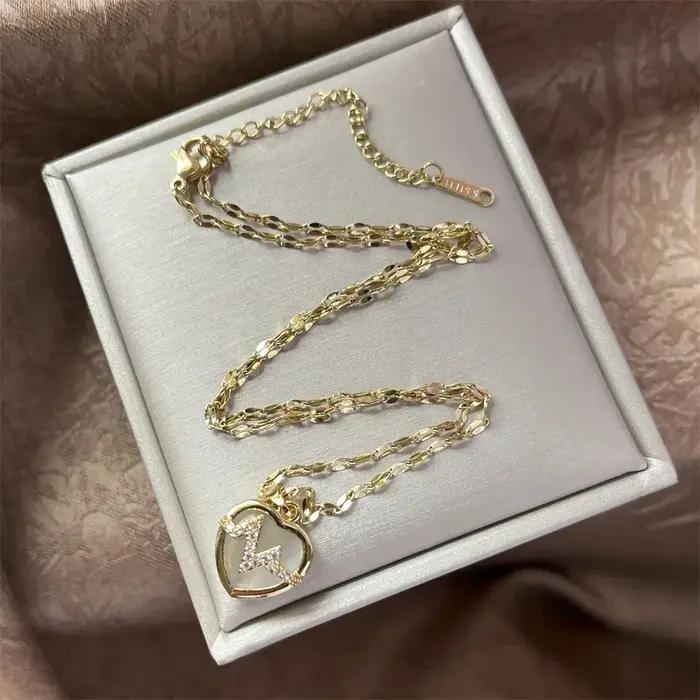 Collier avec Pendentif en Forme de Cœur en Verre Opale