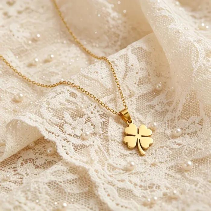Collier pendentif trèfle à quatre feuilles en acier inoxydable pour femmes élégant et porte-bonheur pour tous les jours et occasions spéciales