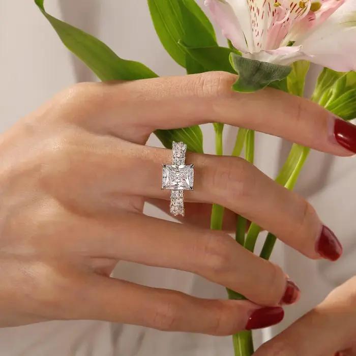 Bague de fiançailles en moissanite pleine avec diamants taille baguette coniques
