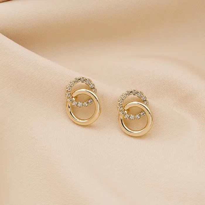 Boucles d'oreilles à clous géométriques couleur or avec strass étincelants pour femmes, bijoux féminins de luxe légers, romantiques et élégants pour toutes les occasions