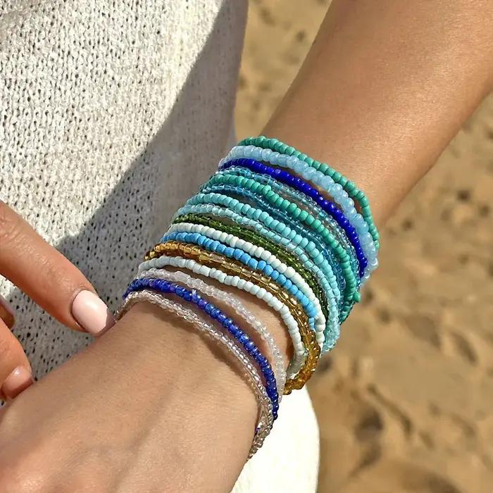 Bracelets de perles colorées bohèmes pour femmes, chaînes élastiques pour plage et occasions spéciales, style empilable et confortable, blanc, bleu, multicolore