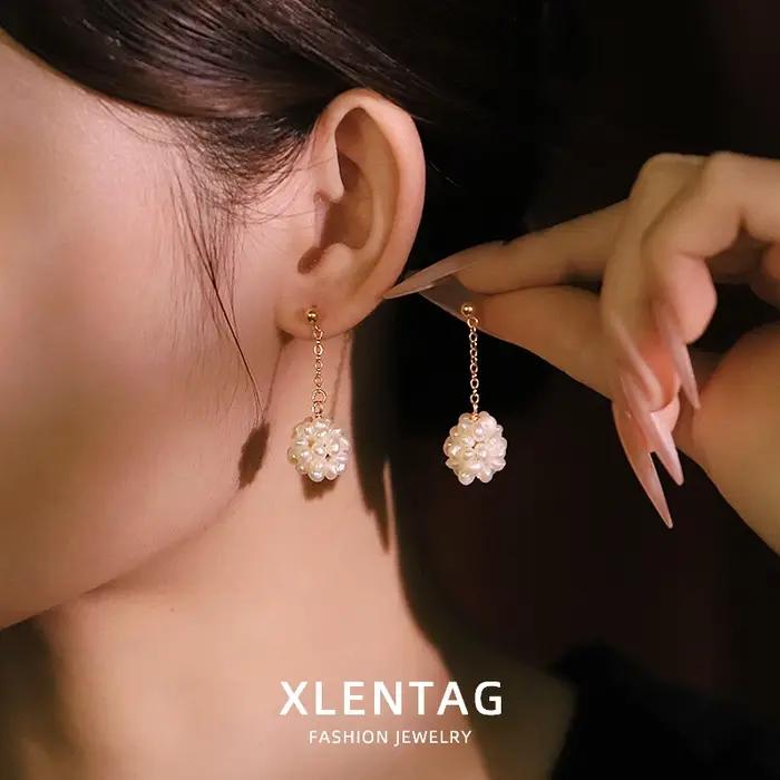 Boucles d'oreilles boule de perles naturelles blanches