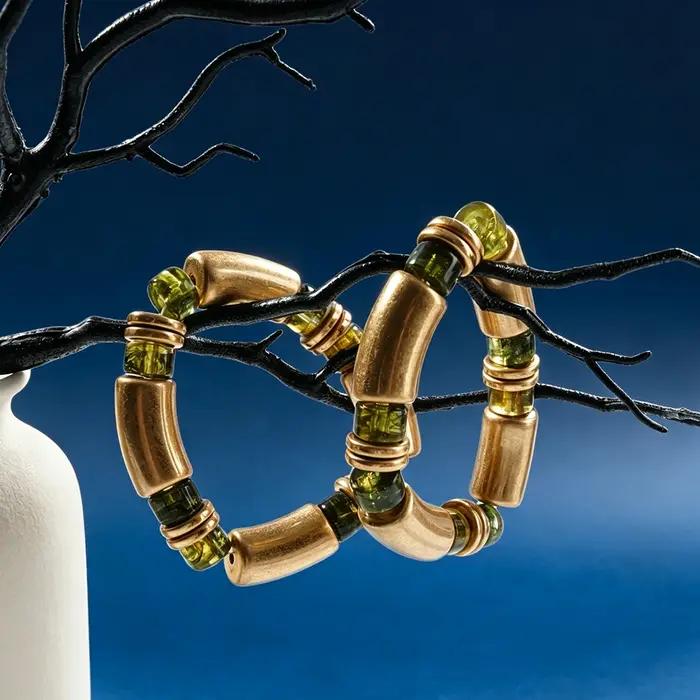 Bracelet de perles tubulaires aux tons terreux d'inspiration rétro