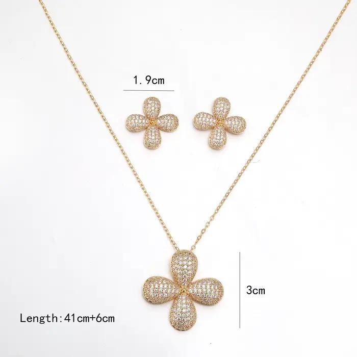 Ensemble de collier et de boucles d'oreilles en or plaqué 18 carats avec trèfle à quatre feuilles entièrement pavé bijoux en CZ pour femmes cadeau de mariage pour toutes les occasions