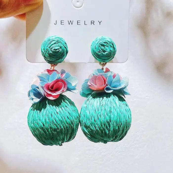 Boucles d'oreilles bohèmes Rafia sphériques à fleurs colorées