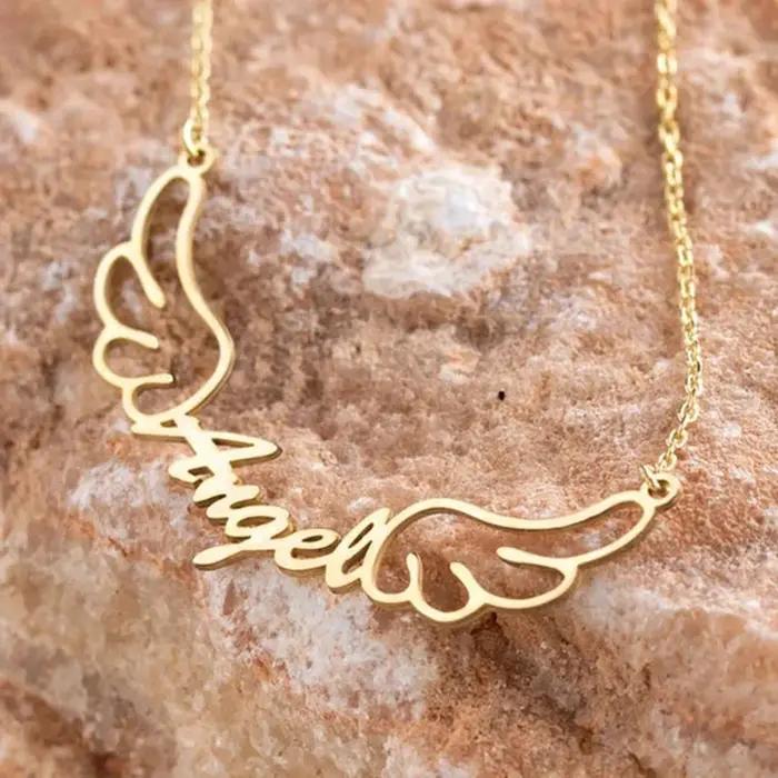 Collier en or aile d'ange avec nom personnalisé