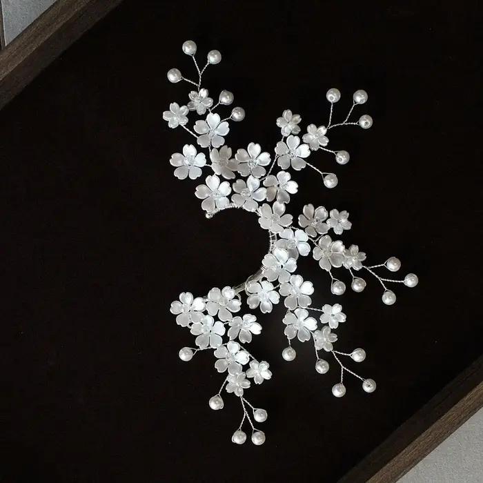 Manchette d'oreille florale en forme de fleur de cerisier avec accent perle