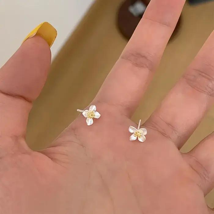 Boucles d'oreilles clous en forme de fleur de gardénia couleur argent pour femme